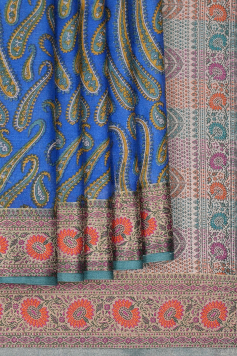 Image of A Meenakari floral border is stunning and elegant